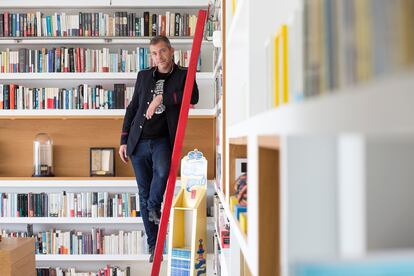 El escritor francés Romain Puértolas en la biblioteca de su casa de Málaga. 