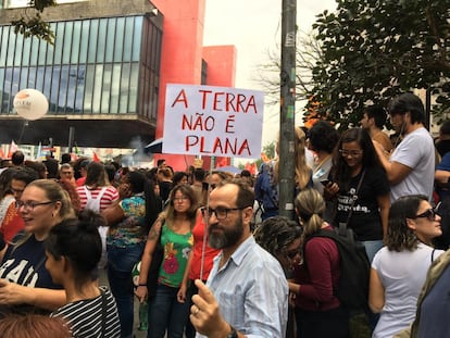 "A terra não é plana", em frente ao MASP.