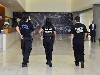 Policiais na sede da Odebrecht, em São Paulo, em fevereiro.