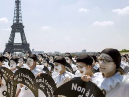 Protesta contra la eutanasia, este martes, en París.