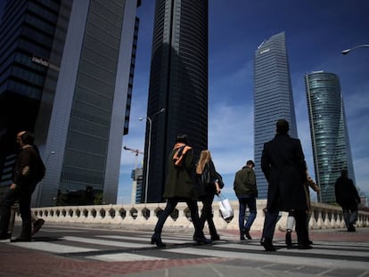 Peatones en el parque empresarial Cuatro Torres Business Area.