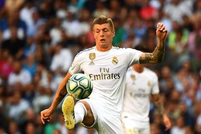 Toni Kroos controla el balón.