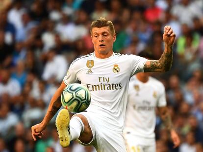 Toni Kroos controla el balón.