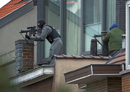 Dos francotiradores en la zona próxima a la escena del tiroteo.