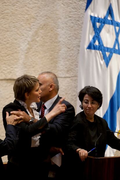 Una diputada de un partido ultranacionalista (izquierda) amenaza a Hanin Zoabi en el Parlamento israelí, el miércoles.