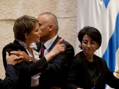 Una diputada de un partido ultranacionalista (izquierda) amenaza a Hanin Zoabi en el Parlamento israelí, el miércoles.