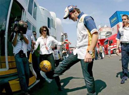 Fernando Alonso da toques a un balón ayer en el Circuit de Montmeló.