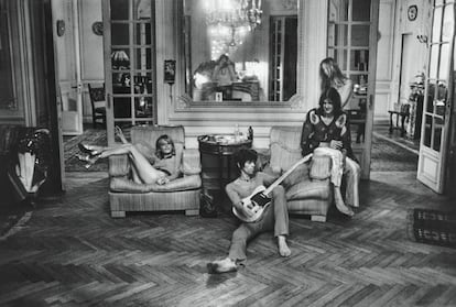 De izquierda a derecha: Anita Pallenberg, Keith Richards (con una guitarra de Eric Clapton), Gram Parsons y su acompañante Gretchen Burrell, en el salón de la casa, 1971. 