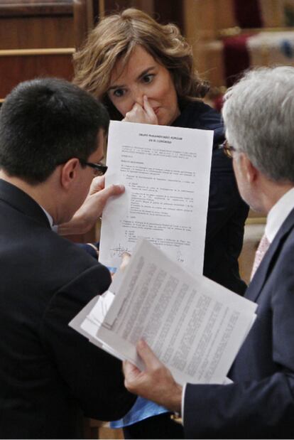 Soraya Sáenz de Santamaría conversa con José Luis Ayllón (PP) y Josep Sánchez Llibre (CiU).