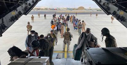 Un grupo de repatriados españoles sube al avión A400M enviado por el Gobierno de España para evacuarlos de Kabul (Afganistán). 