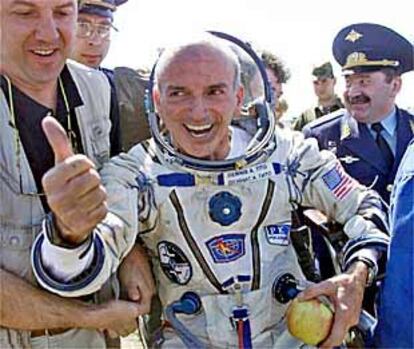 El turista espacial multimillonario Dennis Tito, ayer, tras el atterizaje en Kazajstán.