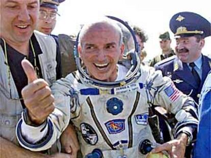 El turista espacial multimillonario Dennis Tito, ayer, tras el atterizaje en Kazajstán.