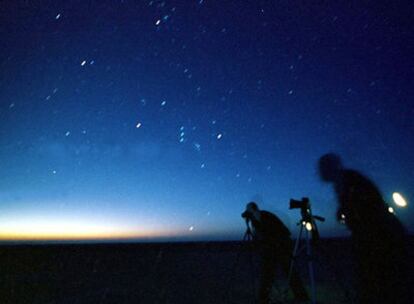 Lluvia de estrellas en el desierto jordano de Al Azraq