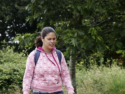 Denisse Quintela, una de las primeras invidentes en adquirir el GPS, en un tramo del Camino.