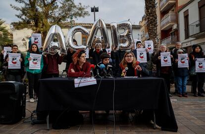 Las representantes de lo movimientos vecinales Cuidem Benimaclet, CSOA l'Horta y Alerta Solidària, durante su conferencia d prensa en el barrio de Benimaclet de Valencia, este martes.