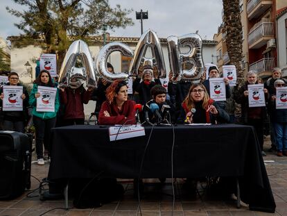 Las representantes de lo movimientos vecinales Cuidem Benimaclet, CSOA l'Horta y Alerta Solidària, durante su conferencia d prensa en el barrio de Benimaclet de Valencia, este martes.