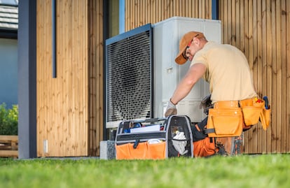 Un técnico instala una bomba de calor en un hogar.