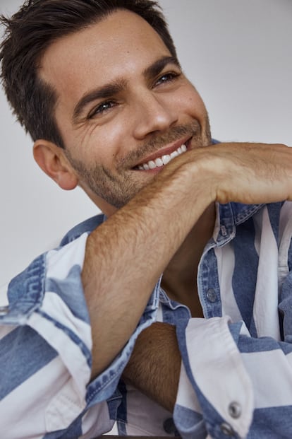 Marc Clotet posa feliz con camisa Levi's red tab men. En el rostro, fondo Le Teint No30. Los labios tienen un aspecto hidratado con Le Baume à Lèvres. Todo, de la colección Boy de Chanel.
