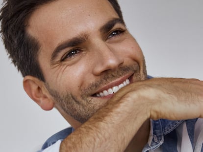 Marc Clotet posa feliz con camisa Levi's red tab men. En el rostro, fondo Le Teint No30.  Los labios tienen un aspecto hidratado con Le Baume à Lèvres. Todo, de la colección Boy de Chanel.