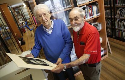 Leopoldo Zugaza (izquierda) y Ram&oacute;n Serras, fundadores del Photomuseum de Zarautz.