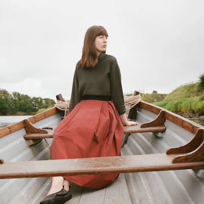 Sally Rooney, que publica su tercera novela, 'Dónde estás, mundo bello', fotografiada este verano.