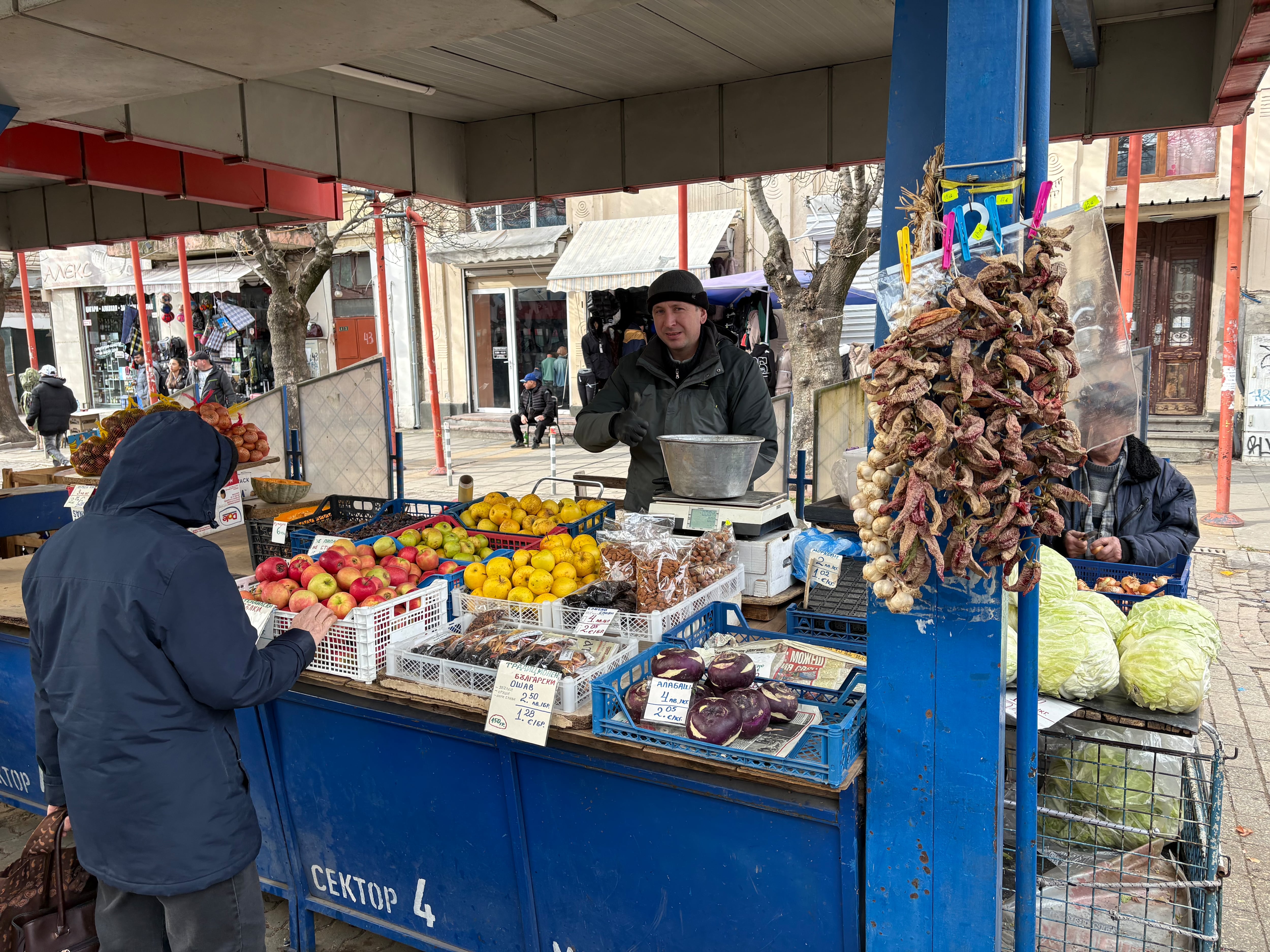 El vendedor de frutas Nikolai Spasov en el mercado Las mujeres de Sofía (Bulgaria)