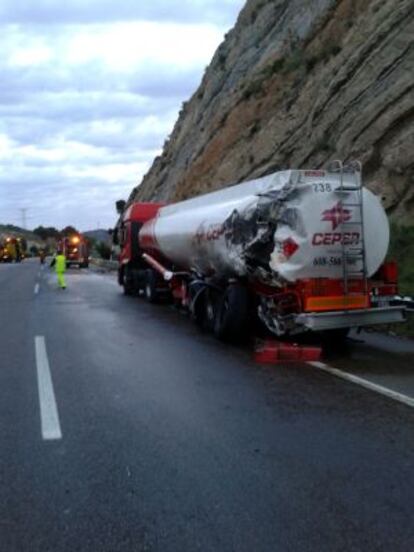 Uno de los camiones involucrados en el siniestro, en una imagen facilitada por el Consorcio Provincial de Bomberos.