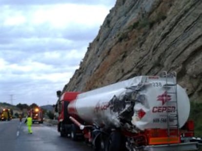 Uno de los camiones involucrados en el siniestro, en una imagen facilitada por el Consorcio Provincial de Bomberos.