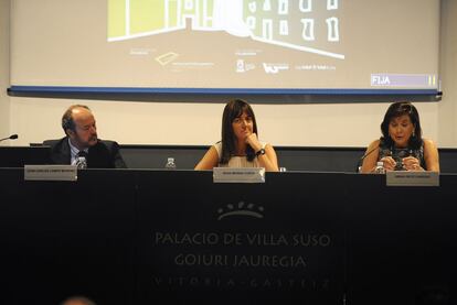 Mendia (en el centro), junto al secretario de Estado de Justicia, Juan Carlos Campo, y la viceconsejera de Función Pública, Amaia Ortiz, durante su participación ayer en Vitoria en las jornadas de la Comisión Jurídica Asesora de Euskadi.