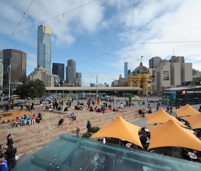 Melbourne es la segunda ciudad más grande de Australia, tras Sidney. En ella se encuentra el puerto más grande del país. Es también un importante centro tecnológico y financiero.

TOMAR UN CAFÉ. Un 'espresso' en una cafetería del centro de Melbourne cuesta unos 2,5 euros. Y, curiosamente en este caso, tomárselo en el hotel de lujo Grant Hyatt le saldrá algo más barato, por 2,21 euros. Una ganga.