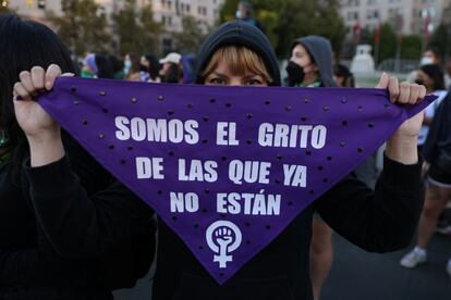 Millones de personas salieron a las calles el martes para reivindicar un 8 de marzo ms la igualdad entre hombres y mujeres. En la imagen, una manifestante sostiene en Santiago de Chile un pa?uelo en el que se puede leer: "Somos el grito de las que ya no estn".