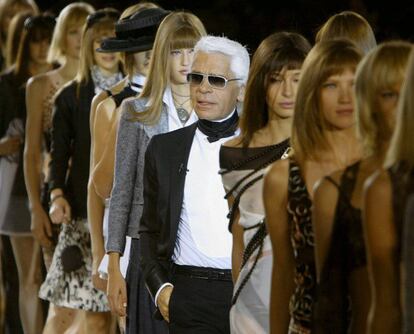 El diseñador Karl Lagerfeld, junto a varias modelos que lucen sus diseños realizados para Chanel, en París en 2002.