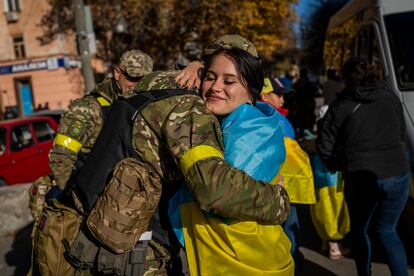 Una mujer abraza a un soldado, este lunes en el centro de Jersón.