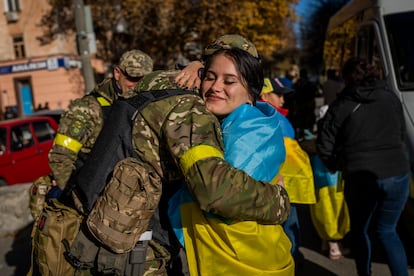 Una mujer abraza a un soldado, este lunes en el centro de Jersón.