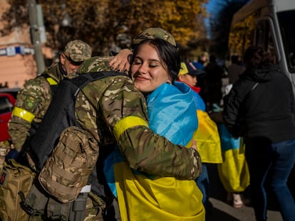 Una mujer abraza a un soldado, este lunes en el centro de Jersón.