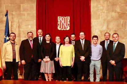 La presidenta balear, Francina Armengol (centro de la imagen), con representantes de las empresas participantes en el proyecto Power to Green Hydrogen Mallorca.