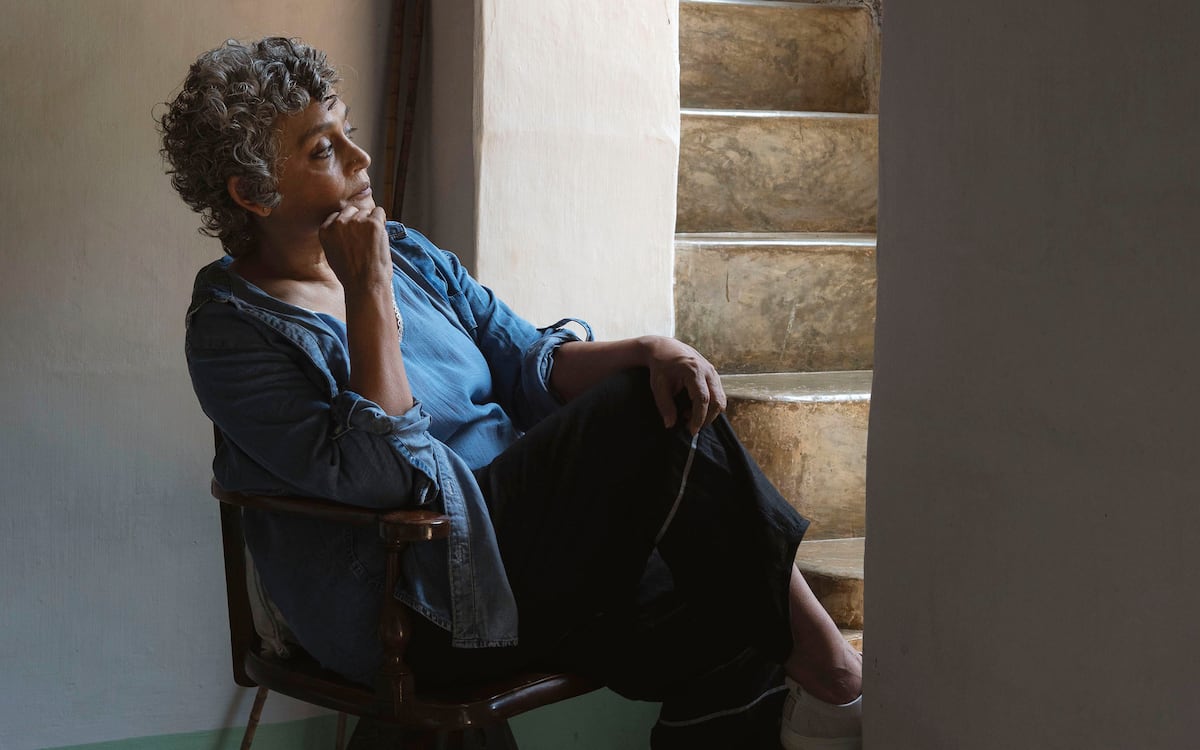Arundhati Roy, escritora: “Es el pueblo de Irán el que tiene que cambiar el régimen. No EE UU”