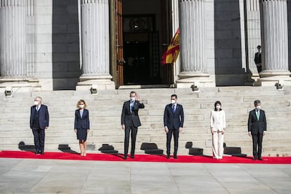 Desde la izquierda, Juan José González Rivas, presidente del Tribunal Constitucional; Meritxel Batet, presidenta del Congreso; el rey Felipe VI; Pilar Llop, presidenta del Senado, y Pedro Sánchez, presidente del Gobierno.