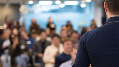 La oratoria es especialmente valiosa en el ámbito laboral y, particularmente, en el de las ventas y en el de las relaciones públicas.