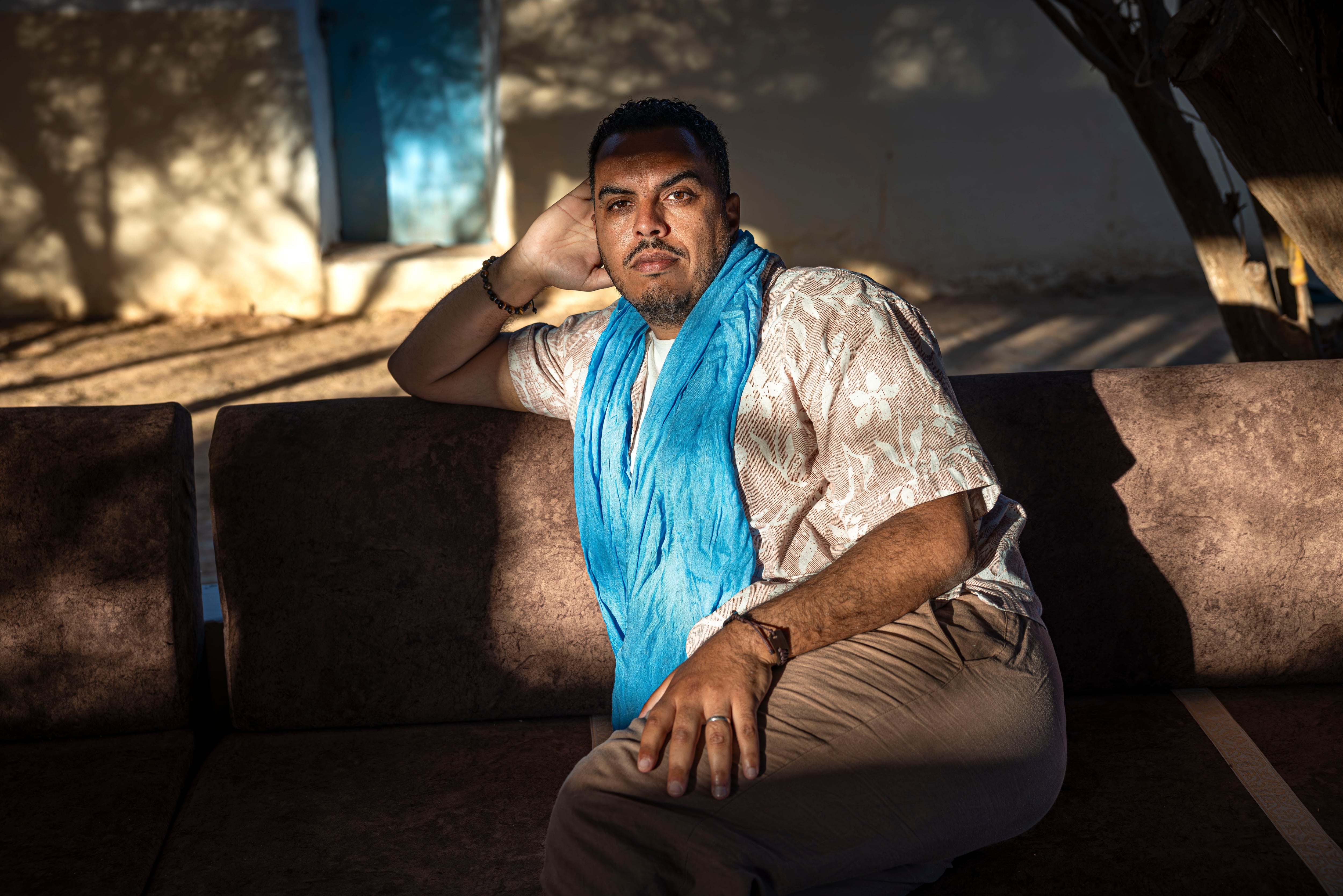 El investigador y activista argelino Raouf Farrah, durante la entrevista en Auserd, uno de los campamentos de refugiados saharauis de Tinduf, en Argelia, en el marco del festival de cine FiSahara, que se celebró del 27 de abril al 3 de mayo. 