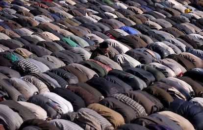 Miles de cachemires musulmanes rezan en el exterior del santuario del Jeque Abdul Qadir Jeelani, un santo sufí, en el aniversario de su muerte en Srinagar, India.