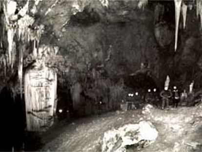 Un grupo de excursionistas, en las galerías altas de la Cueva de Nerja.