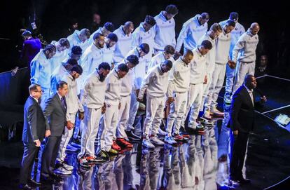 Magic Johnson y los jugadores del All Star, durante los ocho segundos de silencio en memoria de Kobe Bryant.