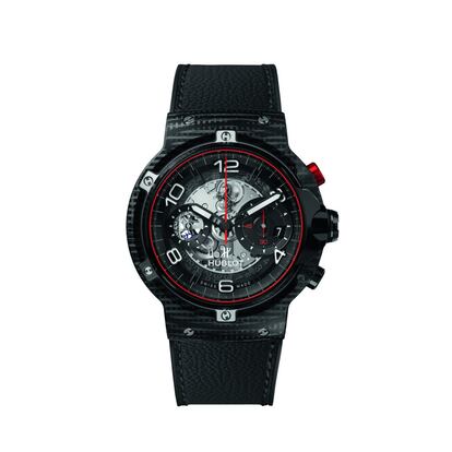 Si los órganos contundentes de Hublot se alían con el poderío de Ferrari, el resultado es impactante: el Classic Fusion Ferrari GT, relacionado con el universo del ‘Gran Turismo’. Lanzado en tres versiones (todas con recia caja de 45 mm,). Cada una de estas versiones destaca por el material que corre por sus venas: Titanium, en edición limitada a 1.000; en la aleación King Gold (a 500); y 3D Carbon (500). Acostumbrados a la generosidad en grosor de Hublot, esta vez han recurrido a unos discretos 13,5 mm que acogen un movimiento cronógrafo flyback y su habitual disposición en profundidad al sumergirse en la esfera. Se llama arquitectura.