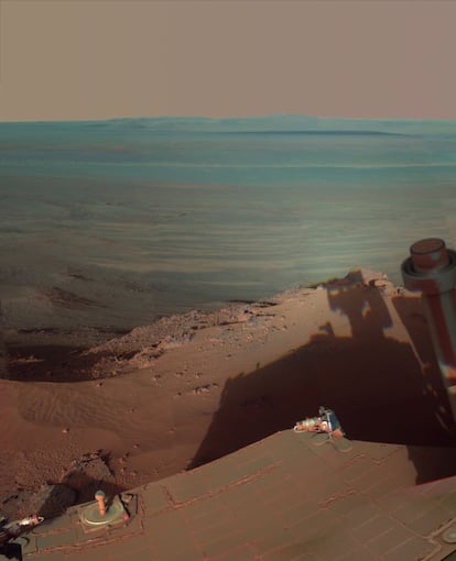 La sombra del 'Opportunity' proyectada en el suelo en el cráter Endeavour con la luz de la última hora de la tarde.