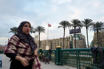 Una mujer pasea por la plaza Tahrir de El Cairo, el epicentro de las manifestaciones que en 2011 destronaron al dictador Hosni Mubarak.