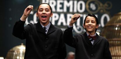 Sorteo extraordinario de la loter&iacute;a de Navidad, realizado en el Teatro Real de Madrid. Los ni&ntilde;os del colegio de San Ildefonso cantan el numero del gordo, el 13437. 