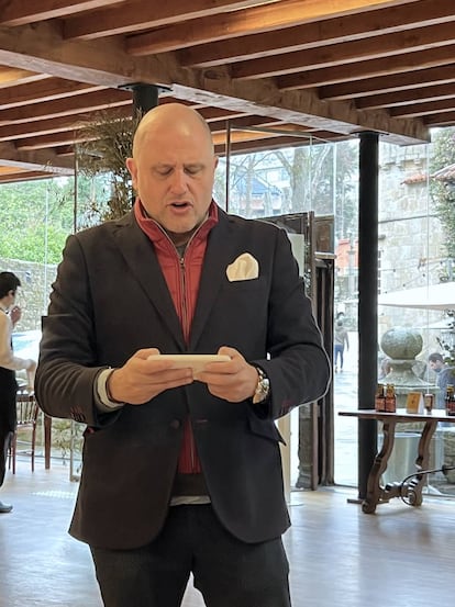 Iván de la Plata leyendo el contenido y descripción de cada hamburguesa al jurado. J.C. CAPEL