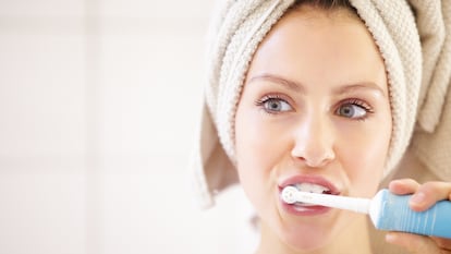 Limpia tus dientes de manera sencilla y sin dolor con este kit dental ultrasónico. GETTY IMAGES.