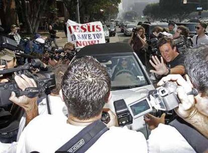 Fotógrafos, rodeando el coche de Britney Spears.